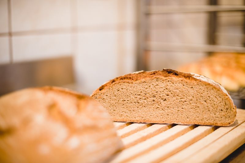 Aufgeschnittenes Bauernbrot auf einem Holzgitter