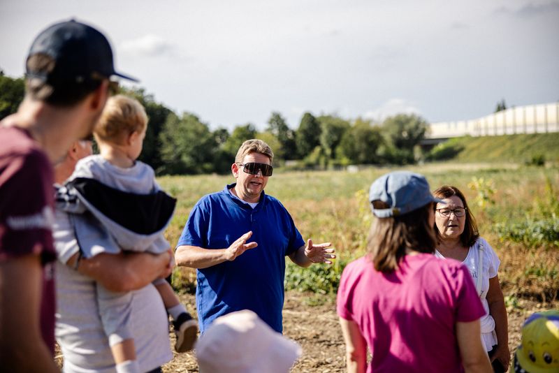 Führung über das Feld mit Familien und Kindern