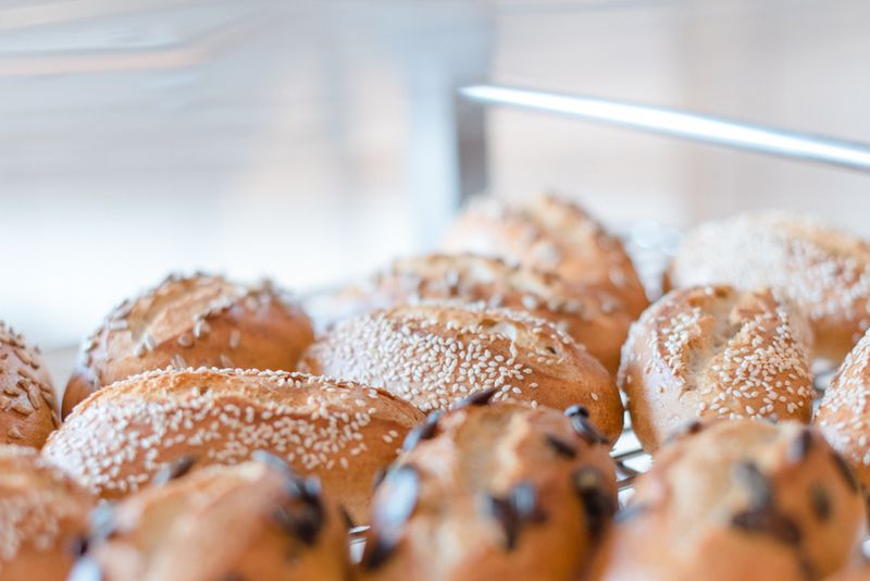 Körbe mit Gebäck in der Verkaufstheke
