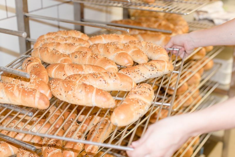 Blech mit frisch gebackenen Salzstangerl